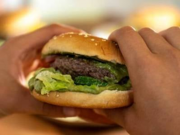 Женщина обнаружила в гамбургере человеческий палец